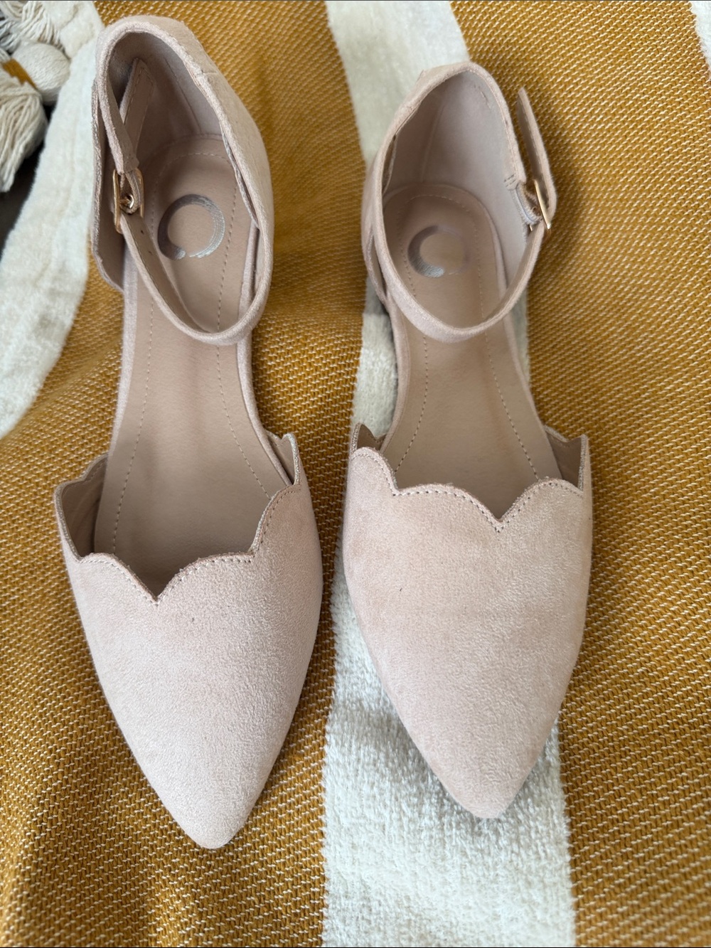 NIB Scalloped Pointed Toe Ankle Strap Flats - Nude
